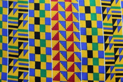 Tela africana Kente amarillo, azul, rojo y negro.
